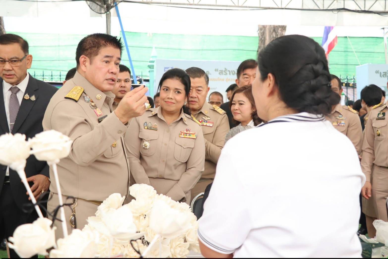 title - รัฐมนตรีว่าการกระทรวงเกษตรและสหกรณ์ พร้อมด้วยคณะผู้บริหาร ส.ป.ก. เข้าเยี่ยมชมโซนกิจกรรมฝึกอาชีพ Workshop งานศิลปหัตถกรรม (ศพส.) กิจกรรมจัดขึ้นภายใต้งาน วันคล้ายวันสถาปนาครบรอบ 51 ปี ส.ป.ก. ณ สำนักงานการปฏิรูปที่ดินเพื่อเกษตรกรรม